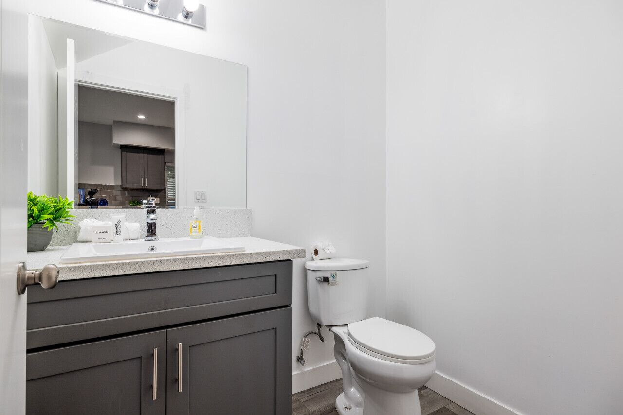 Luxurious 2BR Condo in K-town w/ Private Balcony!