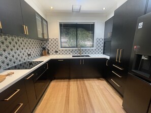 Refrigerador, microondas, horno y parrilla de estufa 