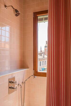 Doccia, asciugacapelli, asciugamani, shampoo