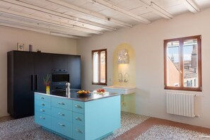 Kjøleskap, mikrobølgeovn, ovn og oppvaskmaskin