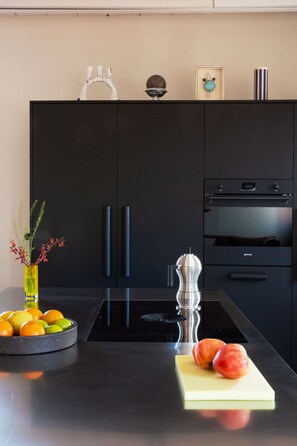 Kjøleskap, mikrobølgeovn, ovn og oppvaskmaskin