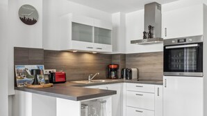 Coffee/tea maker, fridge, oven, stovetop - Pet friendly apartment in Putbus with sauna (Putbus)