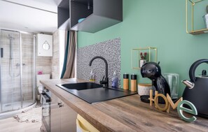 Kjøleskap, ovn, kokeplater og kaffetrakter/tekoker