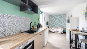 Køleskab, ovn, kogeplade, kaffe-/temaskine