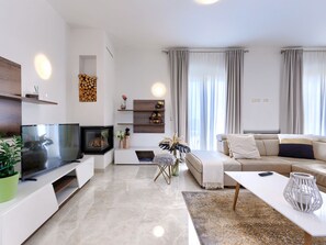 TV, caminetto, tavolo da calcetto