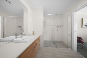 Doccia, asciugacapelli, asciugamani, sapone