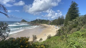 Beach nearby - Spacious 4BR w/ Water Views (Port Macquarie)