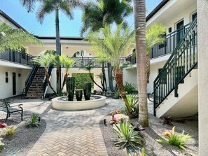 Property grounds - Downtown "old" Naples, walking distance to beach, restaurants & shops (Naples)
