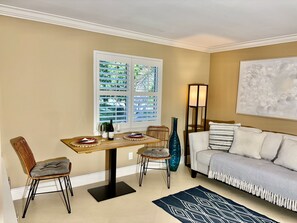 Smart TV - Downtown "old" Naples, walking distance to beach, restaurants & shops (Naples)