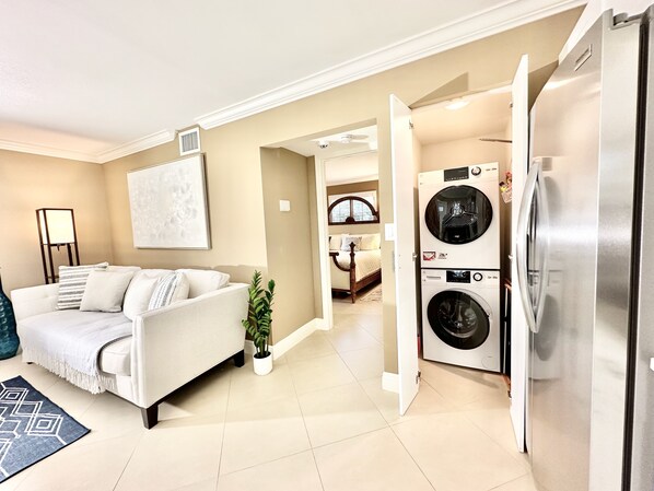 Interior - Downtown "old" Naples, walking distance to beach, restaurants & shops (Naples)