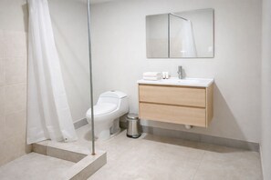 Een douche, gratis toiletartikelen, handdoeken, zeep