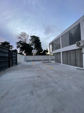 Façade de lâhĂ©bergement  â soirĂ©e/nuit