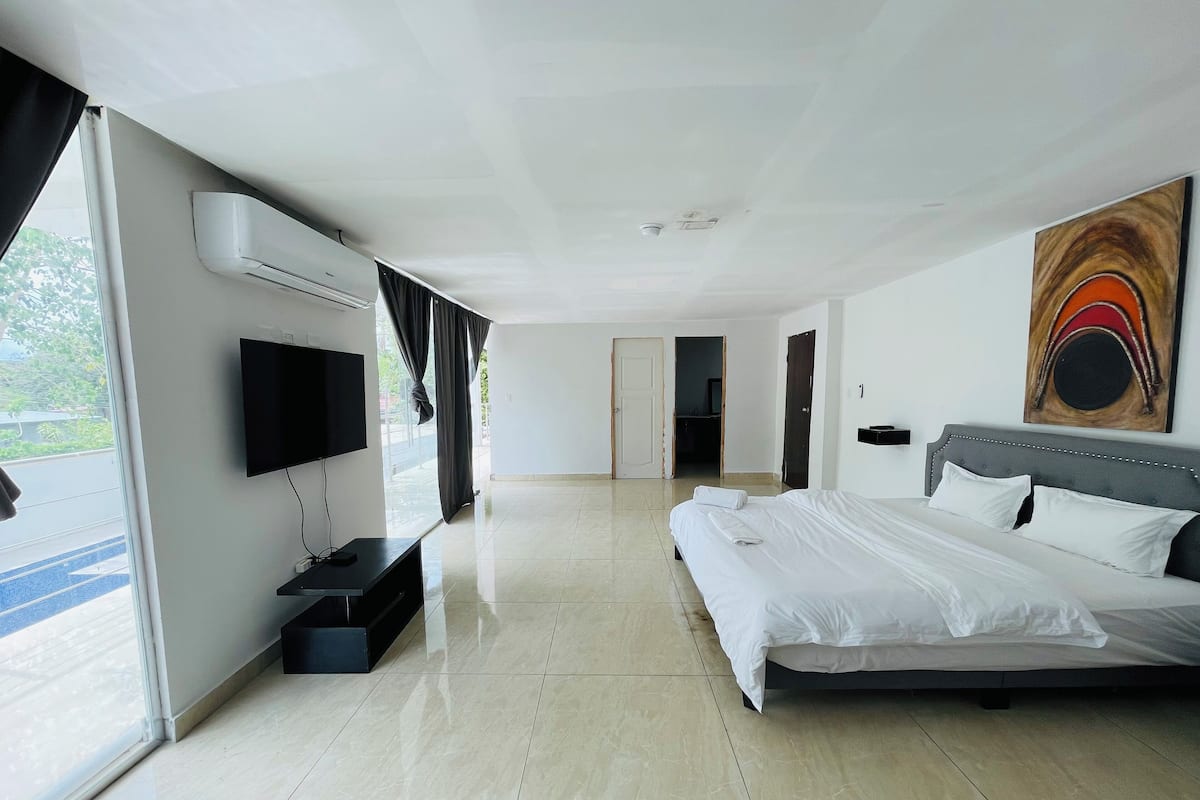 Double Room, 1 Queen Bed, Non Smoking | 1 bedroom, free WiFi, bed sheets