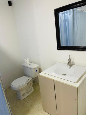 Habitación básica doble, 1 cama Queen size, para no fumadores, vista al patio | Baño | Regadera, amenidades de baño gratuitas, toallas, jabón 