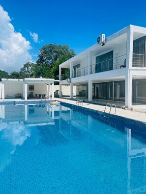 A modern two-story building with a swimming pool. - Gorgona Beach Hotel (Nueva Gorgona)