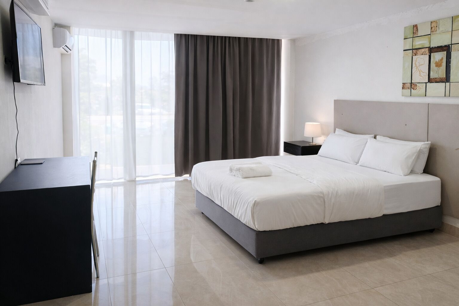 Habitación Grand, 1 cama King size, vista a la alberca | Minibar, wifi gratis y ropa de cama 