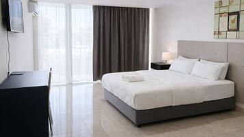 Grand Room, 1 King Bed, Pool View | Minibar, free WiFi, bed sheets