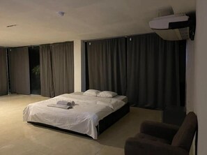 Zimmer, 1 King-Bett, Poolblick | Minibar, kostenloses WLAN, Bettwäsche