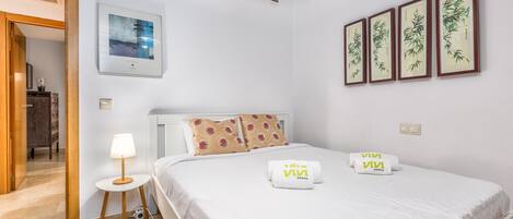 2 bedrooms, in-room safe, desk, iron/ironing board