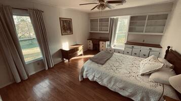 4 bedrooms, iron/ironing board, WiFi, bed sheets