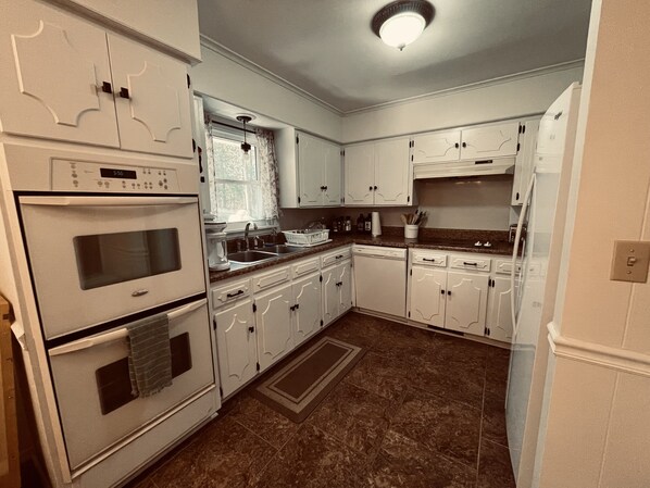 Een microgolfoven, een oven, een kookplaat, een vaatwasser