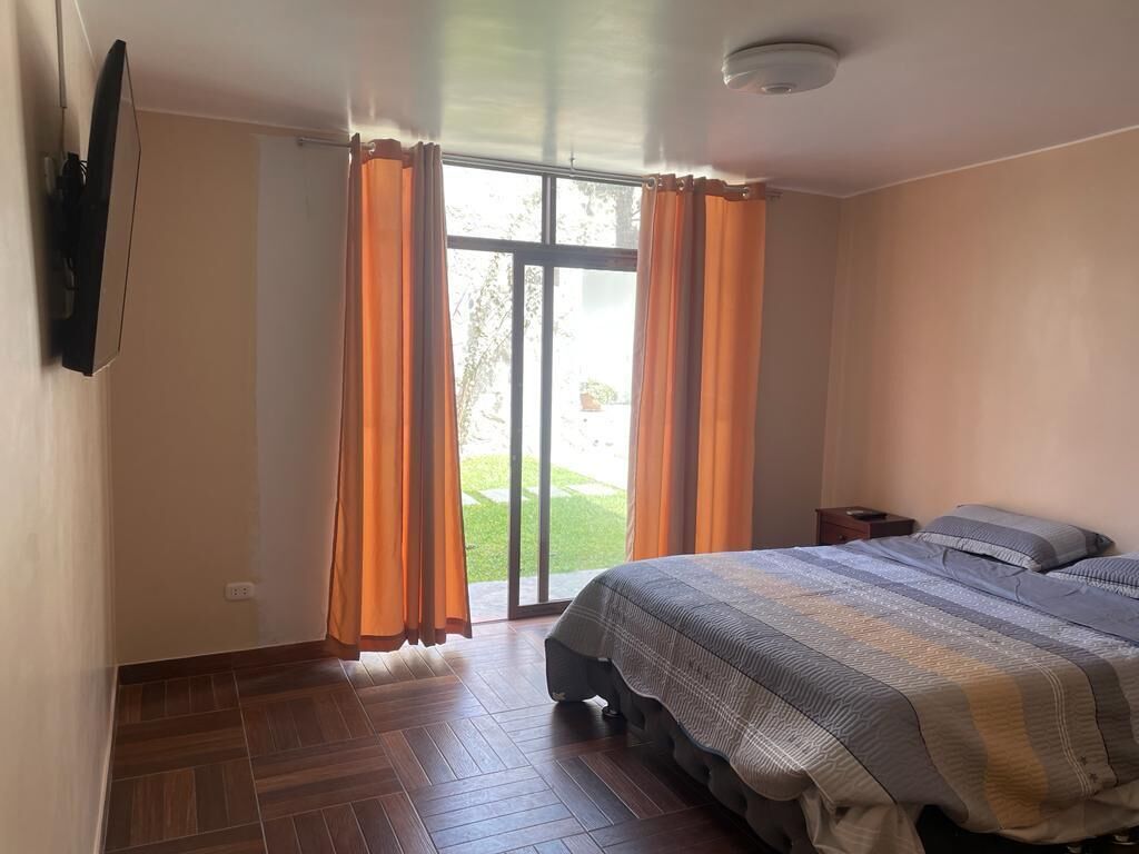 5 bedrooms, iron/ironing board, WiFi, bed sheets