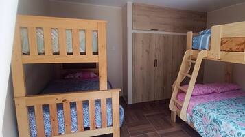 5 bedrooms, iron/ironing board, WiFi, bed sheets