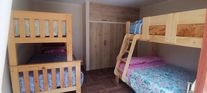 5 chambres, fer et planche à repasser, Wi-Fi, draps fournis