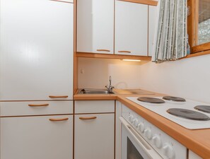 Kühlschrank, Ofen, Toaster, Kochgeschirr/Geschirr/Besteck