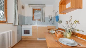 Kühlschrank, Ofen, Toaster, Kochgeschirr/Geschirr/Besteck