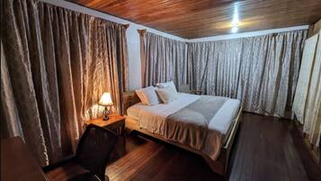 5 bedrooms, desk, free WiFi, bed sheets