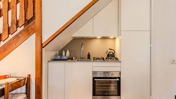 Kühlschrank, Mikrowelle, Ofen, Geschirrspüler