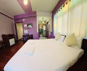 Ein Hotelzimmer mit einem großen Bett, einem Schreibtisch und einem Stuhl.