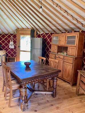 Dining - Yourte Tout Confort Écoresponsable - Idéal Famille (Saint-Germain-Laprade)