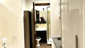 シャワー、ヘアドライヤー、タオル、石鹸