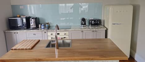 Fridge, oven, stovetop, dishwasher