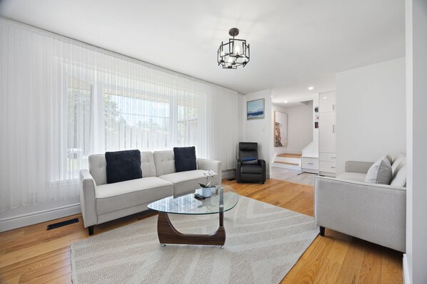 Smart TV - Luxury Stay W/ Chef’s Kitchen (Pickering)