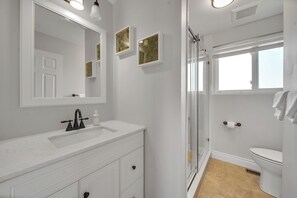 Shower, hair dryer, towels, soap - Luxury Stay W/ Chef’s Kitchen (Pickering)