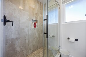 Douche, sèche-cheveux, serviettes fournies, savon
