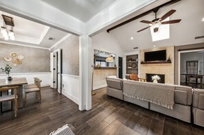 Fernseher, Kamin, Tischfußball