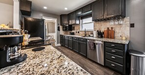 Hochstuhl, Kochgeschirr/Geschirr/Besteck, Gewürze