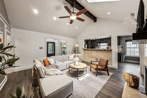 Tv, eldstad och bordsfotboll