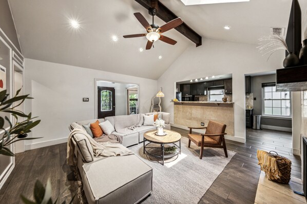 Fernseher, Kamin, Tischfußball