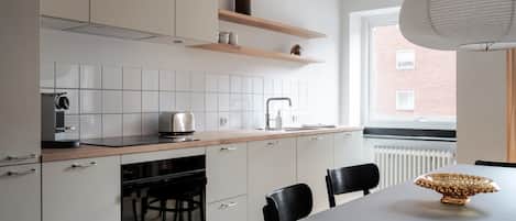 Jääkaappi, uuni, liesi, kahvin-/teenkeitin