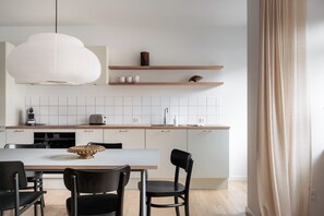 Réfrigérateur, four, plaque de cuisson, cafetière/bouilloire