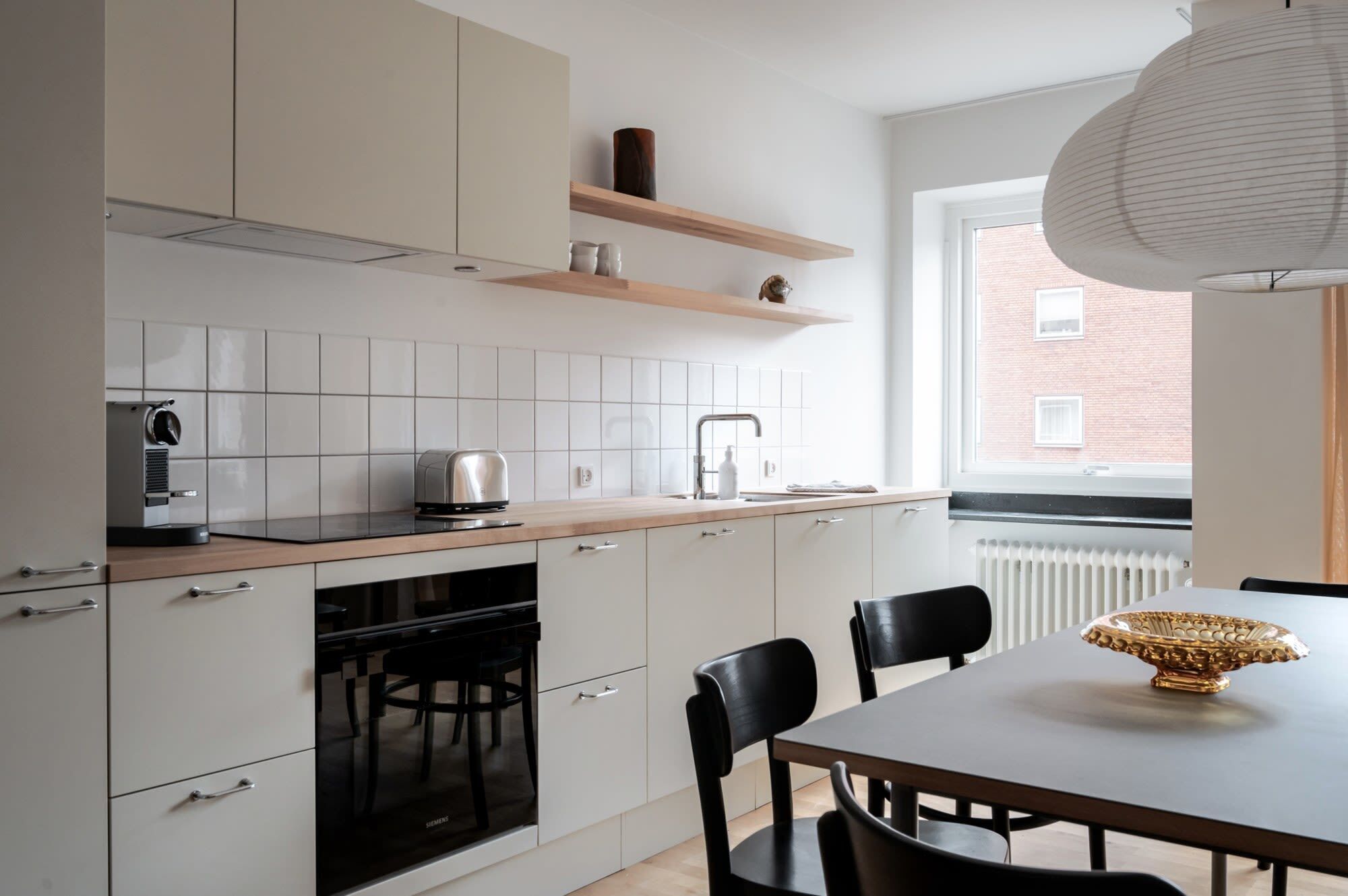 Kühlschrank, Ofen, Herdplatte, Wasserkocher mit Kaffee-/Teezubehör