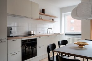 Refrigerador, horno, parrilla de estufa y cafetera y tetera 