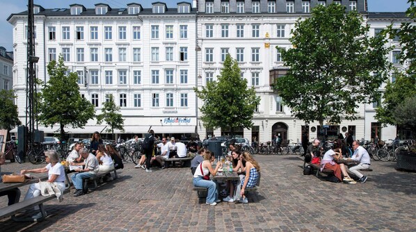 Outdoor dining - Queens Courtyard 2BR apartment by Daniel & Jacob's (København)