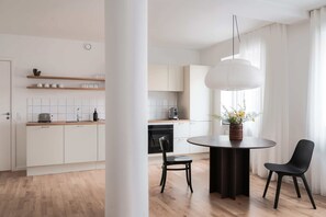 Fridge, oven, stovetop, coffee/tea maker