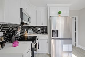 Refrigerador, microondas, horno, placa de cocina